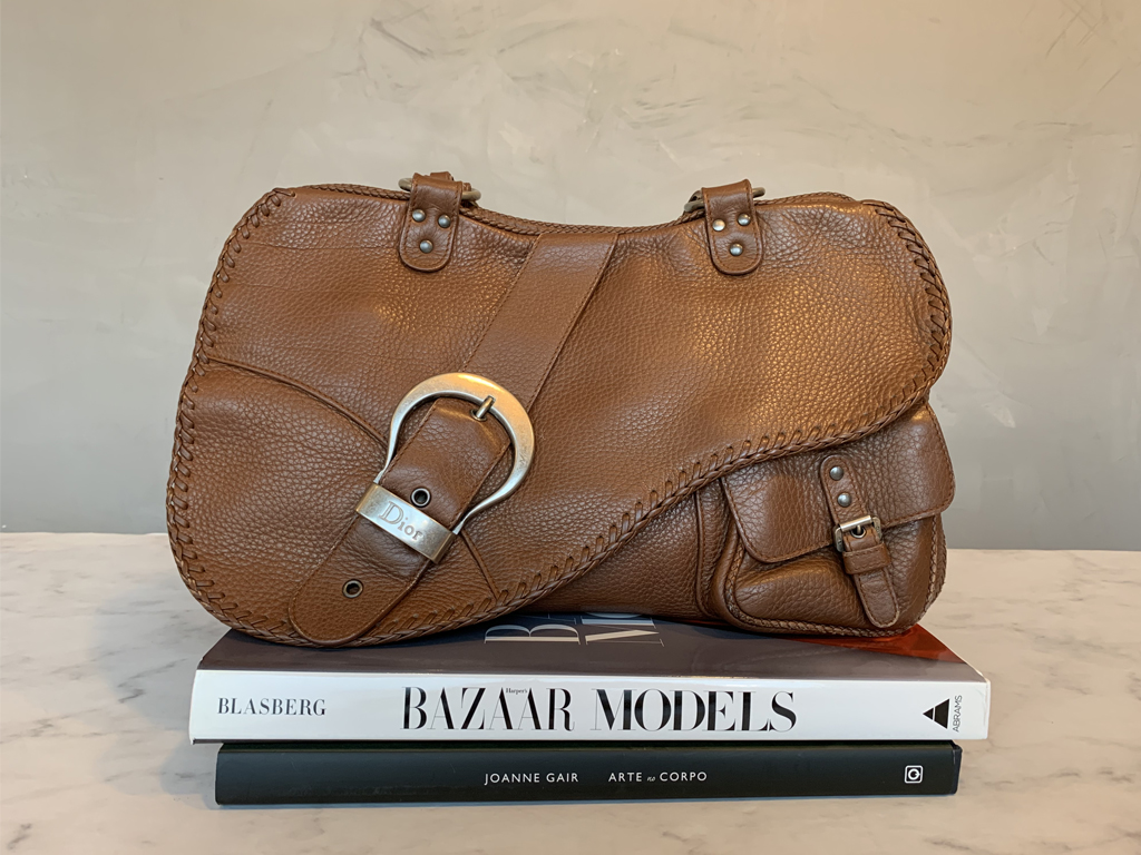 Bolsa Dior Saddle na cor marrom.