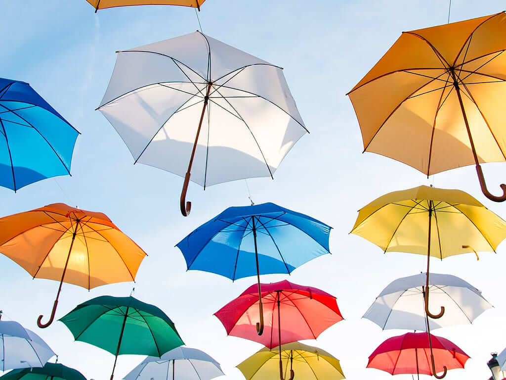 Ter um guarda-chuva pequeno na bolsa é uma forma de não ficar preso em um lugar em caso de chuva.