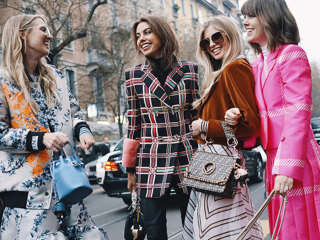 foto de mulheres sorrindo durante a semana de moda.