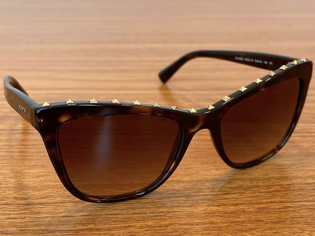 Os studs nos óculos são uma característima marcante da Valentino.