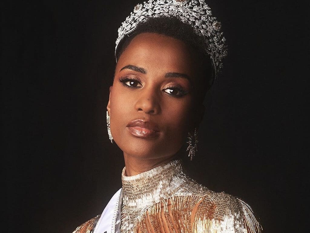 Conheça Zozibini Tunzi, a Miss Universo 2019