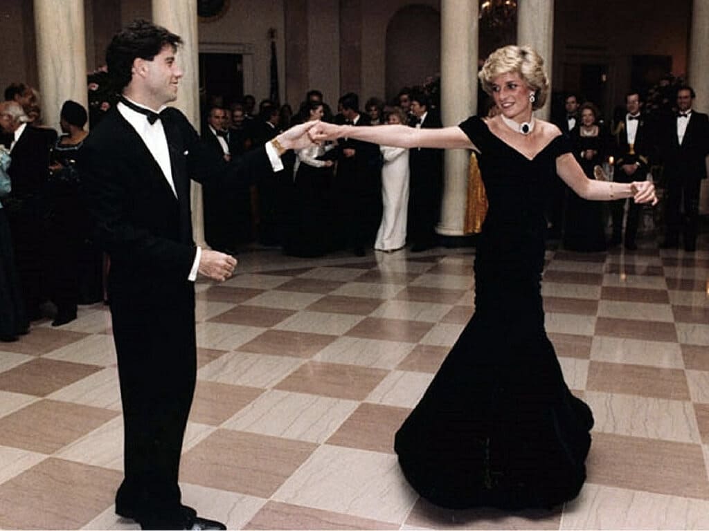 Princesa Diana dançando com John Travolta