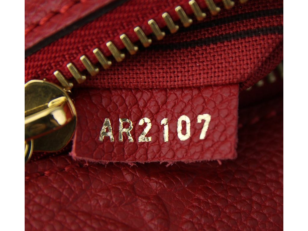 Todas as bolsas possuem código de autenticação, sempre localizados na parte interna da bolsa. Clique na imagem e confira modelos de bolsas Louis Vuitton!
