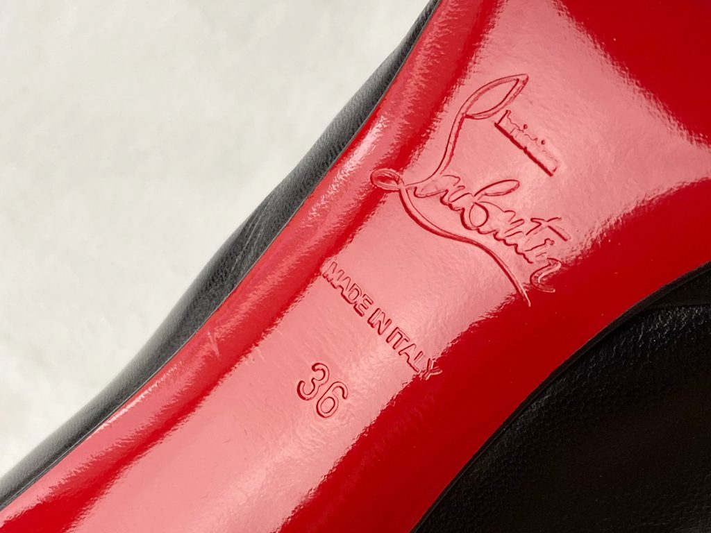 marca sapato com sola vermelha