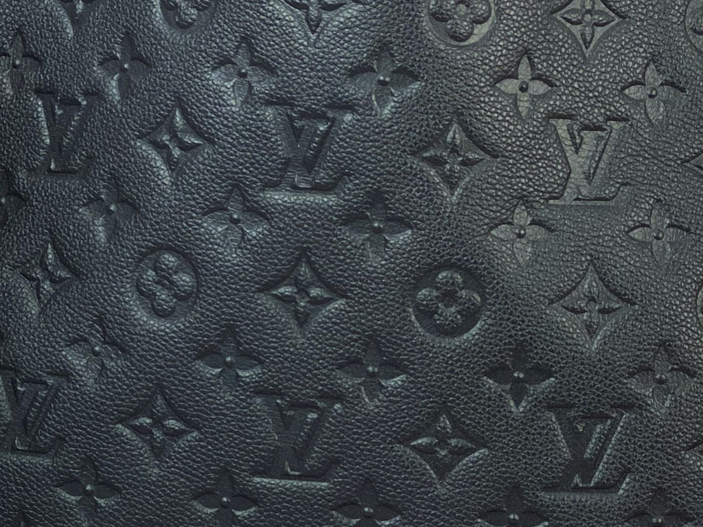 O tato é um dos principais indicadores para diferenciar bolsas originais de falsificações. Clique na imagem e confira modelos de bolsas Louis Vuitton!