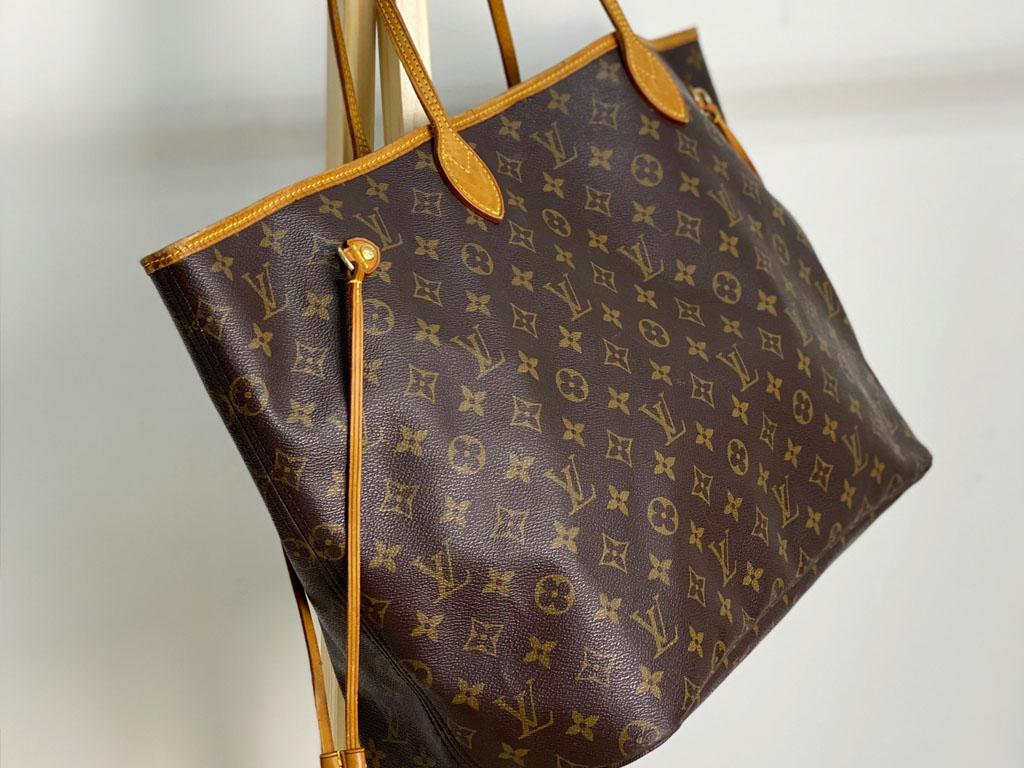 Bolsa Neverfull da Louis Vuitton. Clique na imagem e confira peças similares!