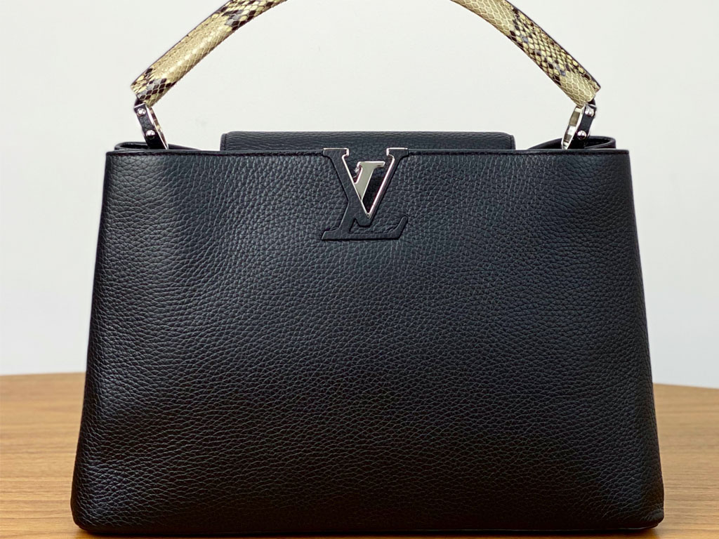 Bolsa Capucines da Louis Vuitton. Clique na imagem e confira peças similares!