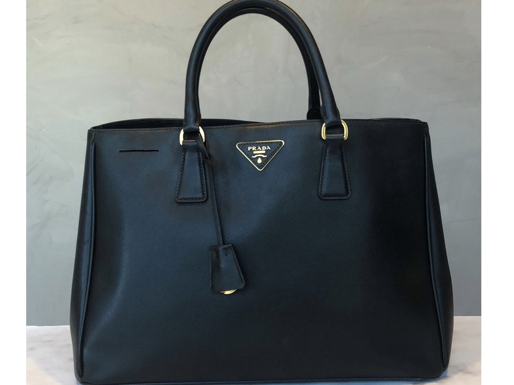 Bolsa Prada Galleria. Clique na imagem e confira peças similares!