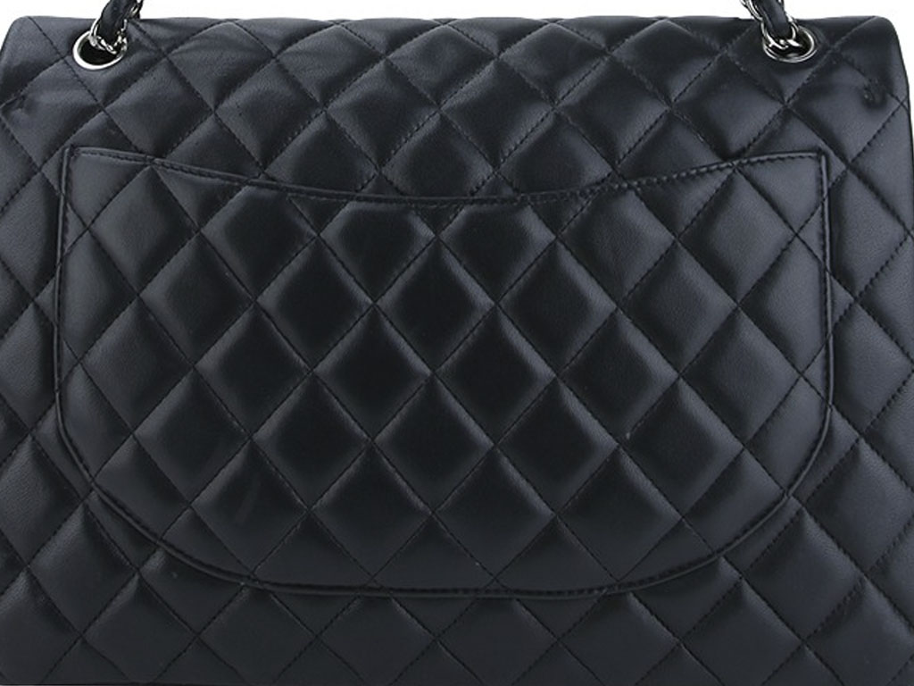 O bolso posterior tem como inspiração o sorriso da Mona Lisa. Clique na imagem e confira peças similares!