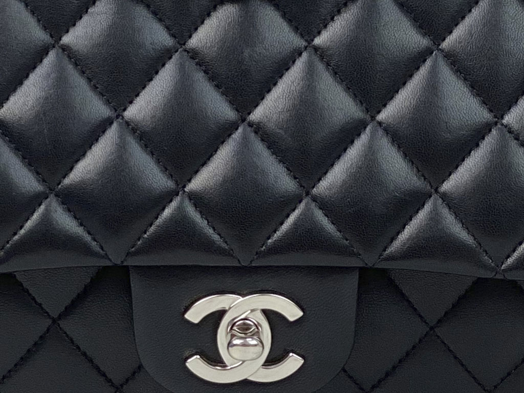 A costura sempre irá coincidir em ambos os lados da bolsa e deve haver pelo menos dez pontos por polegada. Clique na imagem e confira peças similares!