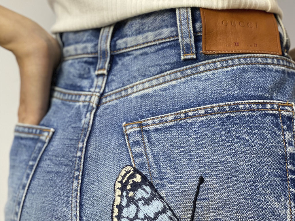 O jeans é uma dos itens essenciais na hora de montar looks para viagens. Clique na imagem e confira peças similares!