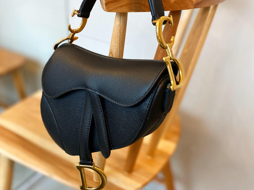 Bolsa Dior Saddle. Clique na imagem e confira peças similares!