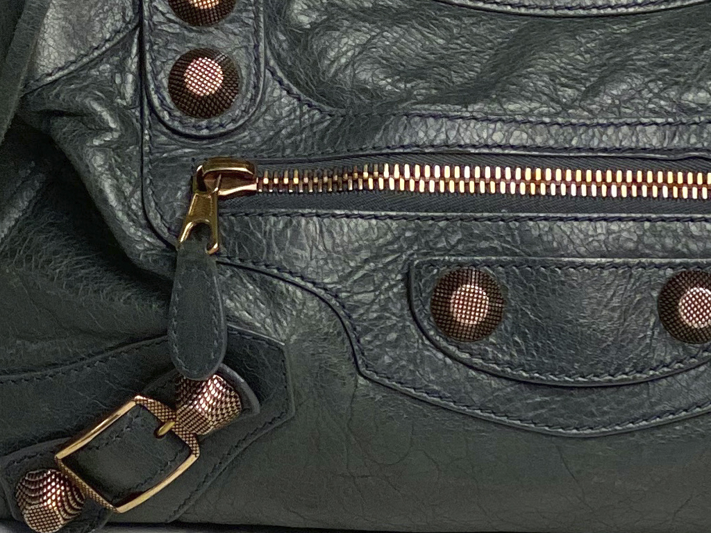 Os rebites das bolsas Balenciaga devem ser redondos e grossos. Clique na imagem e confira modelos de bolsa da marca!