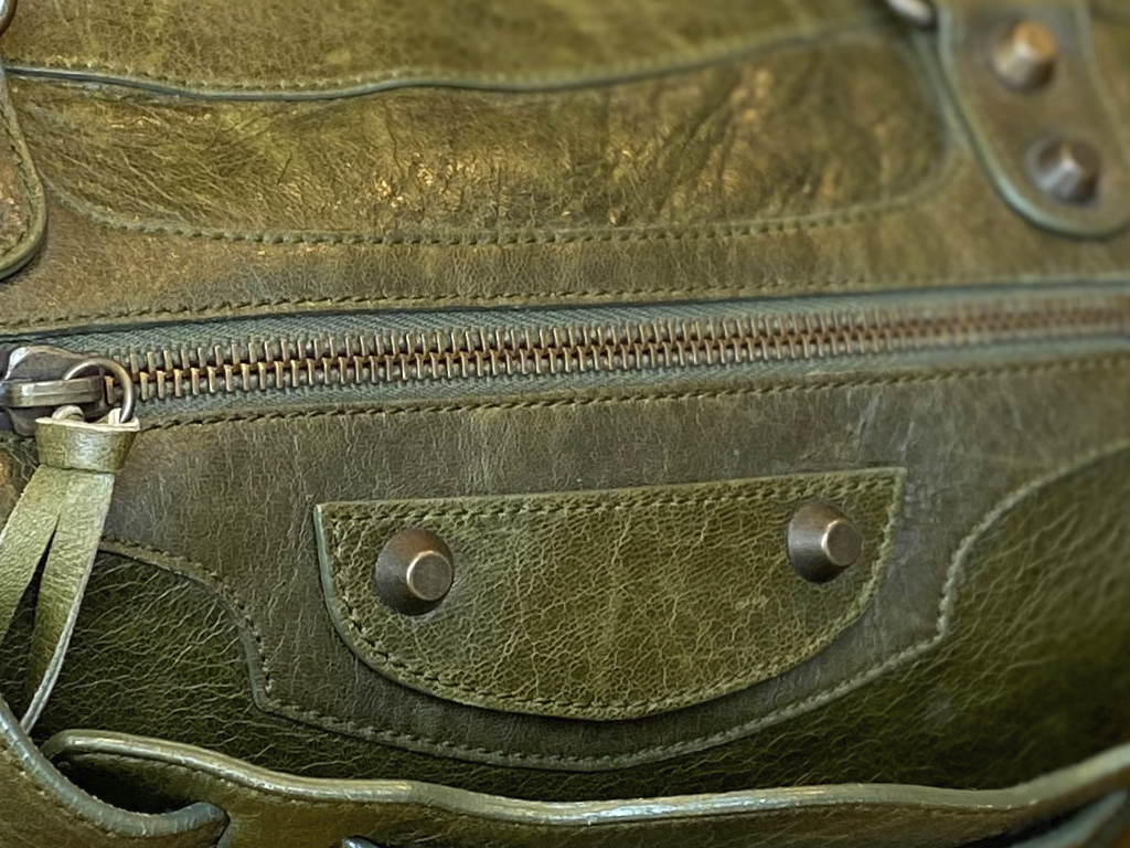 O couro da bolsa Balenciaga deve ter a textura "amanteigada". Clique na imagem e confira modelos de bolsa da marca!