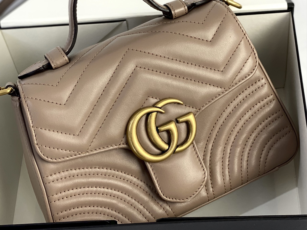 Os GG's encontrados em diferentes produtos de luxo são referência a Guccio Gucci, fundador da Gucci. Clique na imagem e confira mais peças!
