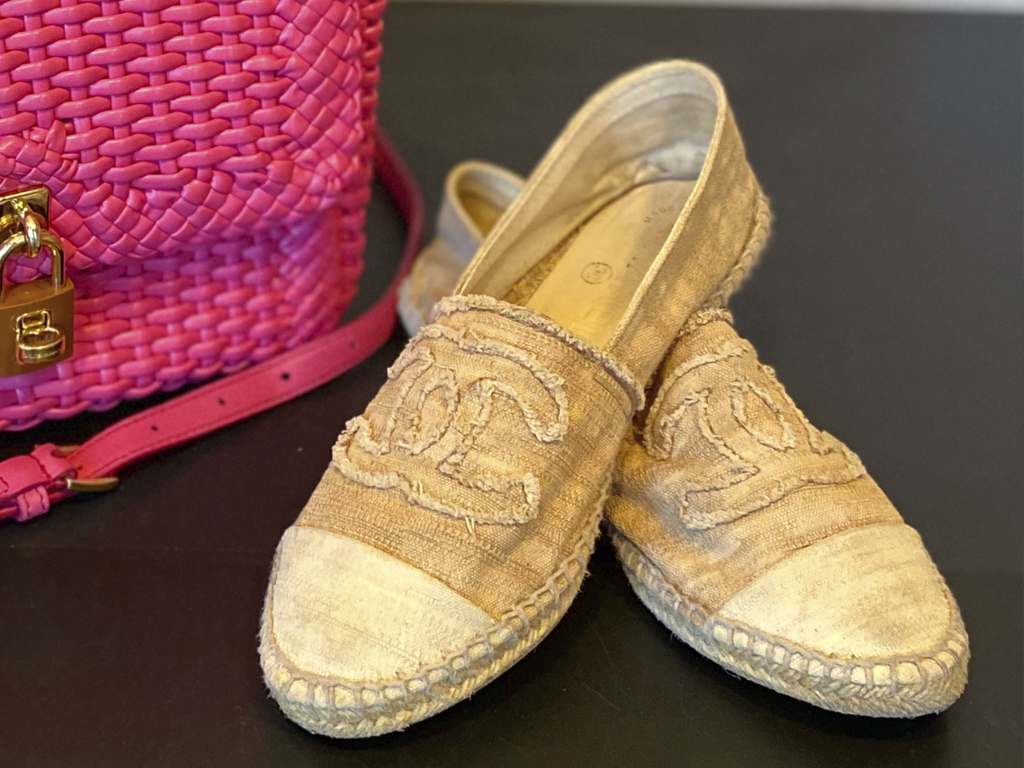 Alpargatas e Espadrilles se referem ao mesmo tipo de calçado: aqueles que possuem corda em seu solado. Clique na imagem e confira peças similares!