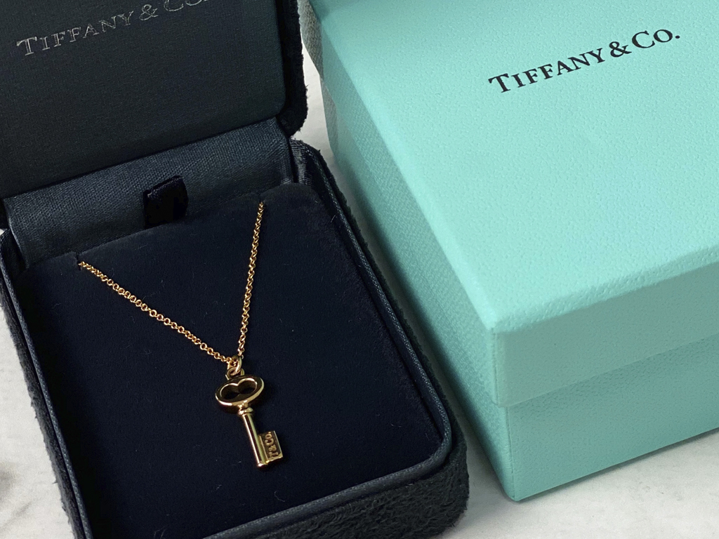 Colar Key Tiffany & Co. Clique na imagem e confira mais opções de presentes para sua mãe!