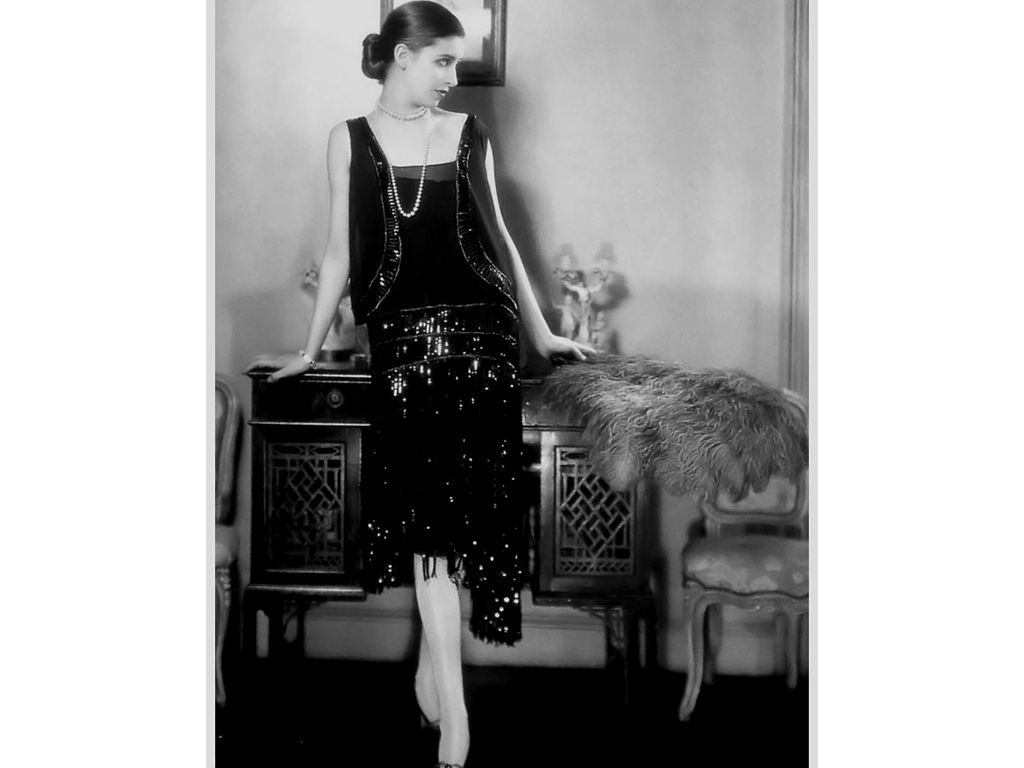 Modelo Marion Morehouse usando vestido preto Chanel na Vogue em 1926. Clique na imagem e confira mais vestidos Chanel!